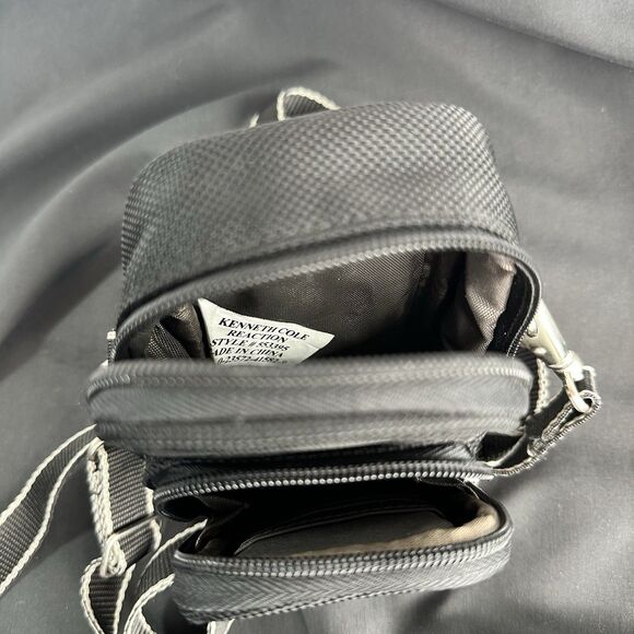 Kenneth Cole Reaction Small Digital / Film Camera Case with Shoulder Strap - Picture 5 of 6